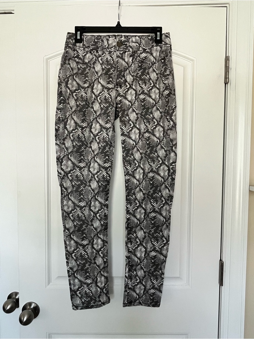 Seven7 Women's Skinny Snake-Print Jeans in Black and Gray Size 6